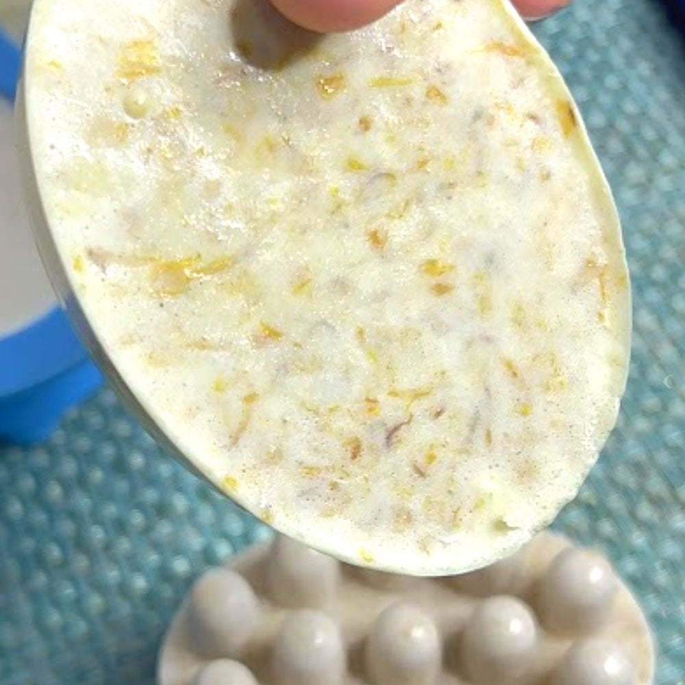Rejuvenecedor Exfoliante y Masajeador de Avena y Flor de Caléndula Jabón